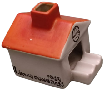 1962 İKİNCİ İMAR KÖNGRESİ ECZACI FABRİKASI BAŞI SERAMİK  EV ŞEKLİNDE BACALI KÜLLÜK ECZACIBAŞI DAMGALI SERAMİK KÜLTABLASI