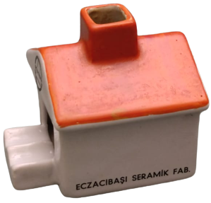 1962 İKİNCİ İMAR KÖNGRESİ ECZACI FABRİKASI BAŞI SERAMİK  EV ŞEKLİNDE BACALI KÜLLÜK ECZACIBAŞI DAMGALI SERAMİK KÜLTABLASI
