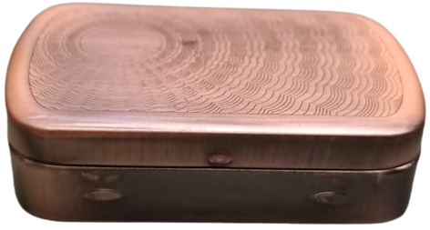 1970 AVRUPA  TABAKA METAL KIZIL RENKDE KAPAKLARI FUL DESEN İŞLEMELİ SIGARA TUTUN TABAKASI 