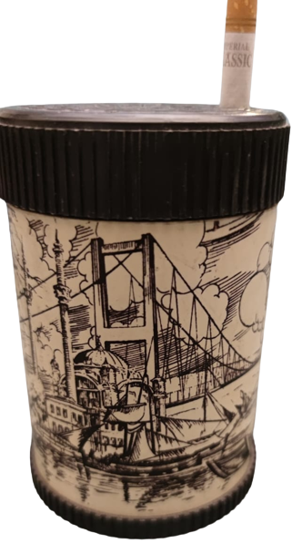 1970 SİGARA İKRAM KUTUSU İÇERSİNE KOYULAN SIGARALAR UST KAPAK CEVRİLEREK TEK TEK İKRAM EDİLİR 