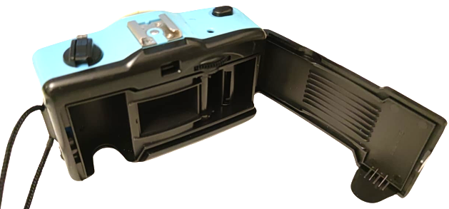 1980  AMİNO AKTIVES CAMERA 35 MM MAVİ KASA  DEKLANŞÖR ONUNDE DİKİŞLİ BEYZBOL TOPU ACILINCA OBJEKTİF ACILMAKTA FOTOGRAF MAKİNESİ