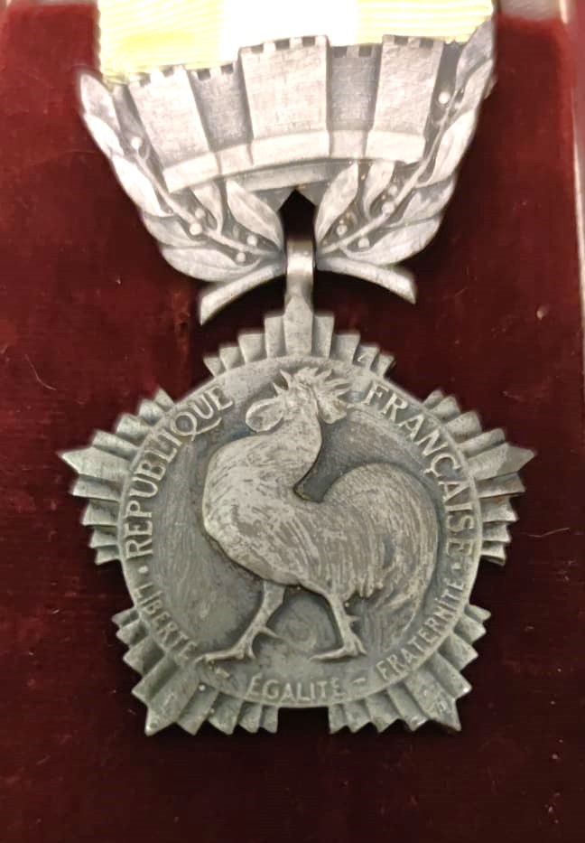 KUTUSUNDA E 88 ONUR MADALYASI HOROZ FRANSA CUMHURİYETİ YEREL YÖNETİMLERE AİT YÖNETİM MADALYASI 