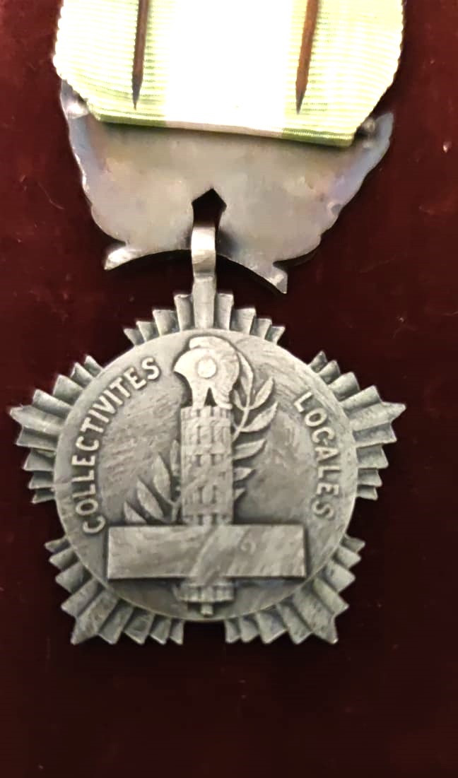 KUTUSUNDA E 88 ONUR MADALYASI HOROZ FRANSA CUMHURİYETİ YEREL YÖNETİMLERE AİT YÖNETİM MADALYASI 