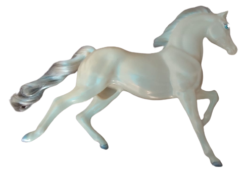 1970 ADELET PARTISI SEMBOLU BEYAZ YARIŞ ATI KOŞAR HEREKETTE TASARLANMIŞ KUYRUK VE YELELERİ AT KILINDAN YAPILMIŞTIR