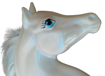 1970 ADELET PARTISI SEMBOLU BEYAZ YARIŞ ATI KOŞAR HEREKETTE TASARLANMIŞ KUYRUK VE YELELERİ AT KILINDAN YAPILMIŞTIR