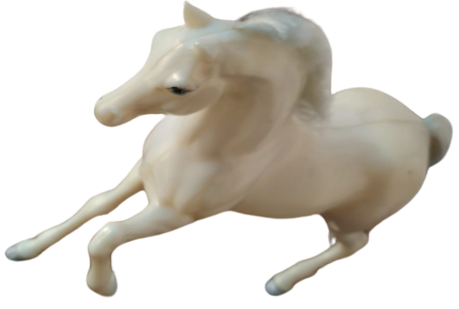 1970 ADELET PARTISI SEMBOLU BEYAZ YARIŞ ATI KOŞAR HEREKETTE TASARLANMIŞ KUYRUK VE YELELERİ AT KILINDAN YAPILMIŞTIR