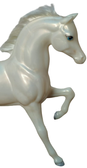 1970 ADELET PARTISI SEMBOLU BEYAZ YARIŞ ATI KOŞAR HEREKETTE TASARLANMIŞ KUYRUK VE YELELERİ AT KILINDAN YAPILMIŞTIR