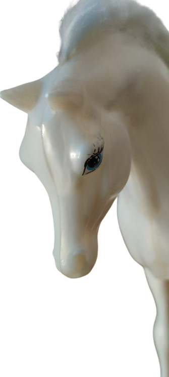 1970 ADELET PARTISI SEMBOLU BEYAZ YARIŞ ATI KOŞAR HEREKETTE TASARLANMIŞ KUYRUK VE YELELERİ AT KILINDAN YAPILMIŞTIR