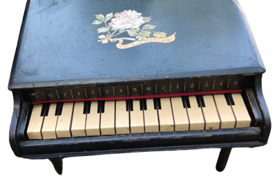 OYUNCAK PİYANO 15 BEYAZ TUŞLU SİYAH ÜZERİNDE RENKLİ CİCEK RESMEDİLMİŞ AHŞAP 3 AYAKLI KUYRUKLU PİYANO