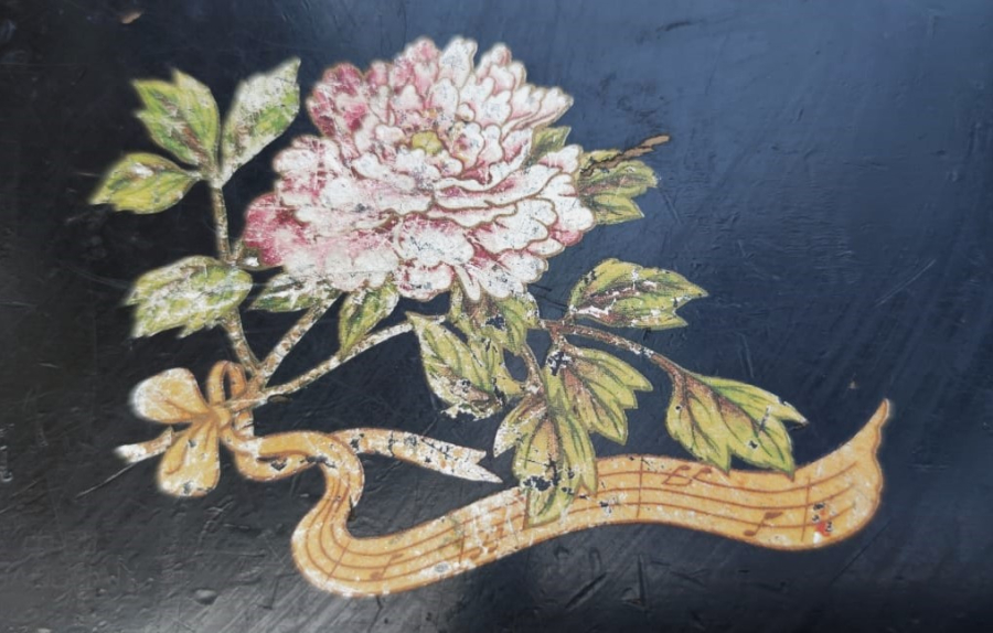 OYUNCAK PİYANO 15 BEYAZ TUŞLU SİYAH ÜZERİNDE RENKLİ CİCEK RESMEDİLMİŞ AHŞAP 3 AYAKLI KUYRUKLU PİYANO