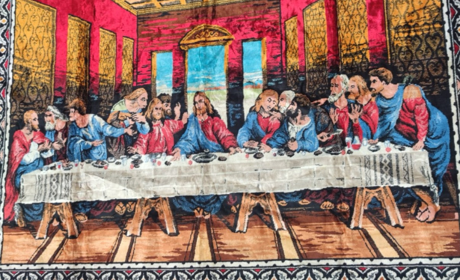 1970 LEONARDO DA VİNCİ NİN ESERİ OLAN HZ. İSA SON AKŞAM YEMEĞİ KONULU ESERİNİN KADİFE FLOŞ ÜZERİNE EL TEZGAHLARINDA DOKUNMUŞ COK CANLI RENKLERDE 