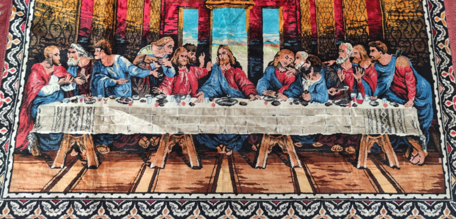 1970 LEONARDO DA VİNCİ NİN ESERİ OLAN HZ. İSA SON AKŞAM YEMEĞİ KONULU ESERİNİN KADİFE FLOŞ ÜZERİNE EL TEZGAHLARINDA DOKUNMUŞ COK CANLI RENKLERDE 