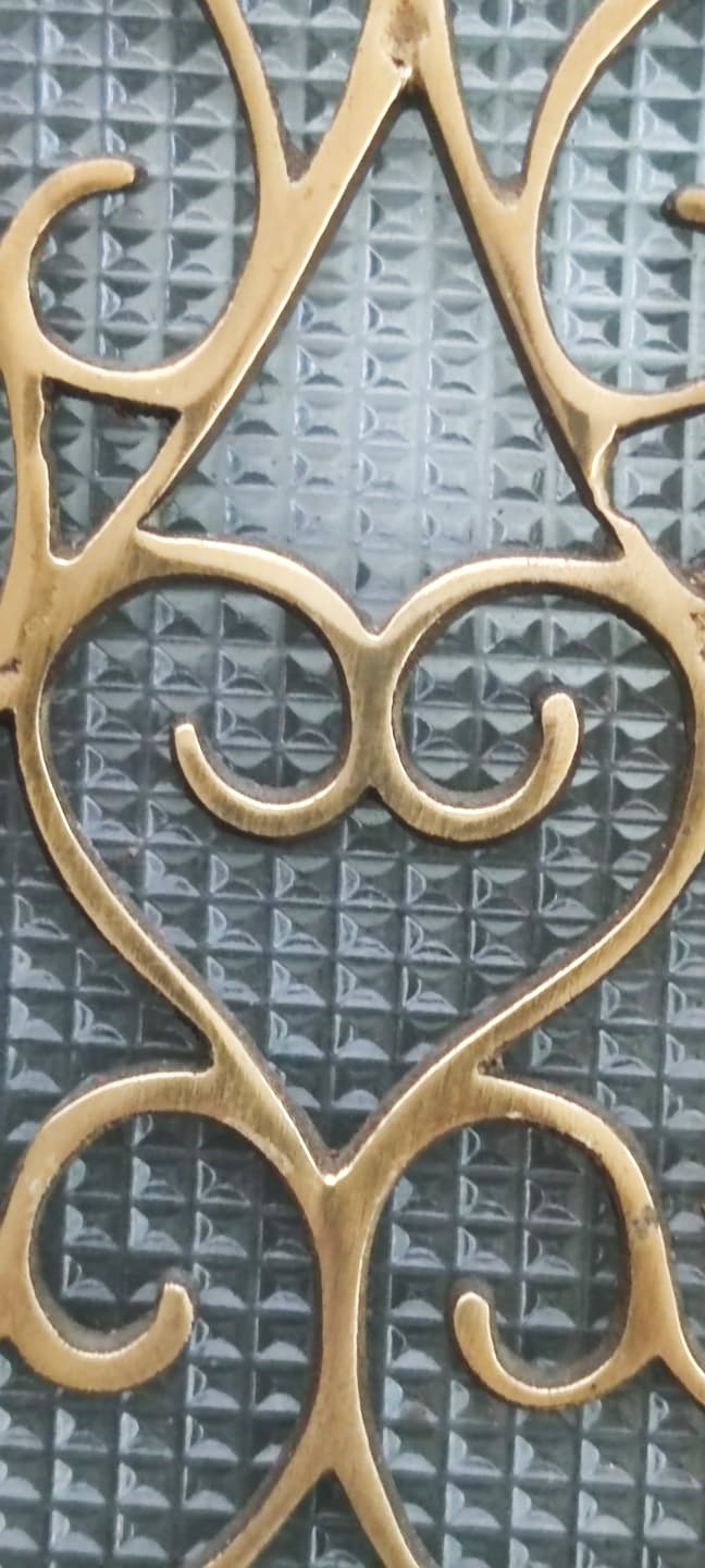 1960 TAMAMI BRONZ SALLAMALI BUZLU CAMLI FENER FORMUNDA TASARLANMIŞ  ALTIGEN FORMDA SALLAMALI TAVAN LAMBASI 