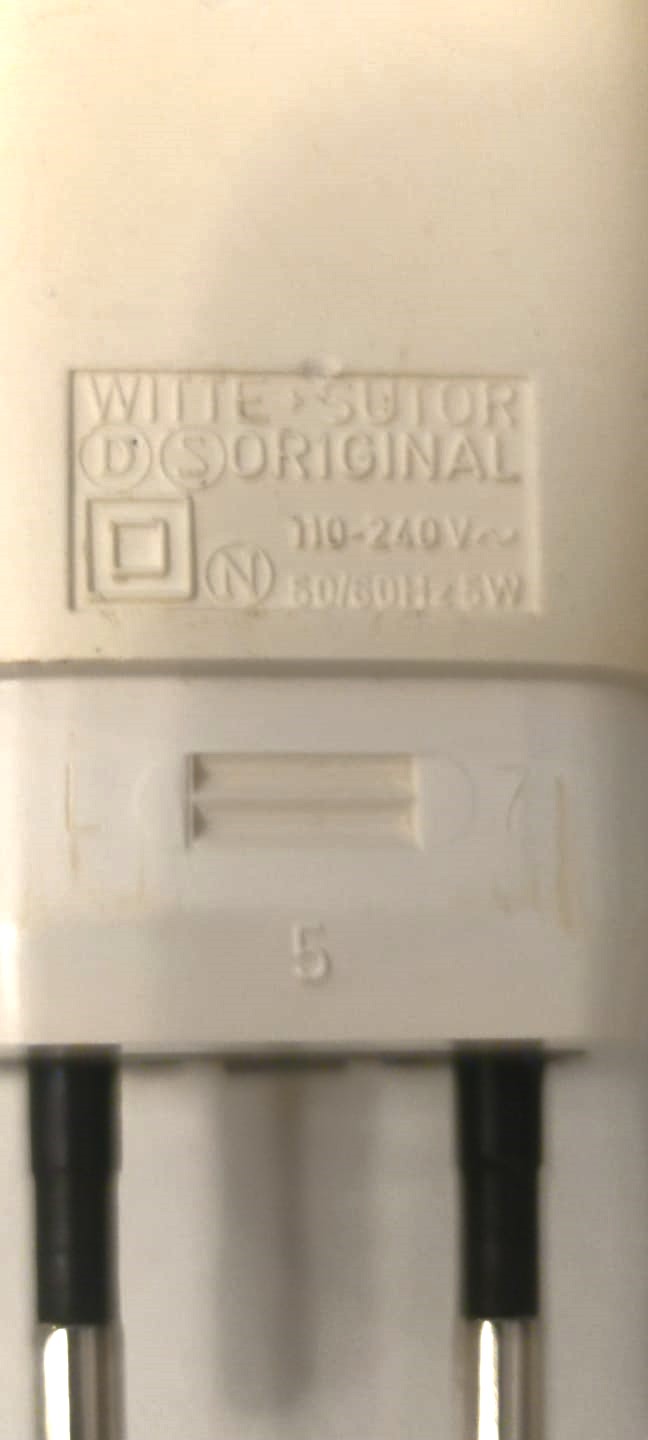 1955 ACCULUX WİTTE GUTOR ORİGİNAL İLK ÜRETİLEN MADALYA ALAN CEP ŞARJ FENERİ LAMP MERCEKLİ ÖN CAM 110 VE 220 VOLT İLE ŞARJ OLMAKTA 