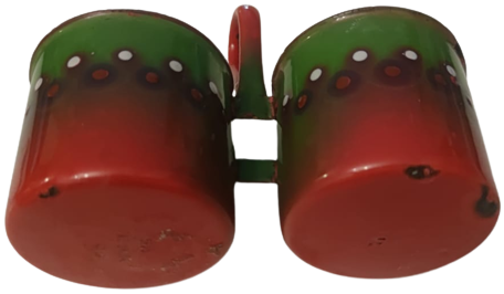 1940 CİNKO ÜZERİ EMAYE SIR KAPLI CİFT TARAFLI ORTASI  TAŞIMA KULPLU ÜZERİ  GÖZ CİCEK DESENLİYEŞİL KIRMIZI TONLARDA  BAHARATLIK