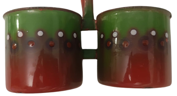 1940 CİNKO ÜZERİ EMAYE SIR KAPLI CİFT TARAFLI ORTASI  TAŞIMA KULPLU ÜZERİ  GÖZ CİCEK DESENLİYEŞİL KIRMIZI TONLARDA  BAHARATLIK