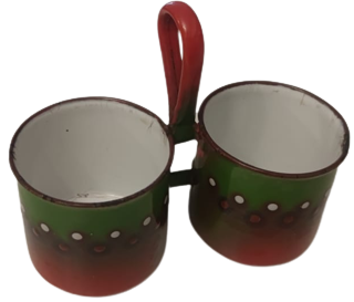 1940 CİNKO ÜZERİ EMAYE SIR KAPLI CİFT TARAFLI ORTASI  TAŞIMA KULPLU ÜZERİ  GÖZ CİCEK DESENLİYEŞİL KIRMIZI TONLARDA  BAHARATLIK