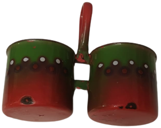 1940 CİNKO ÜZERİ EMAYE SIR KAPLI CİFT TARAFLI ORTASI  TAŞIMA KULPLU ÜZERİ  GÖZ CİCEK DESENLİYEŞİL KIRMIZI TONLARDA  BAHARATLIK