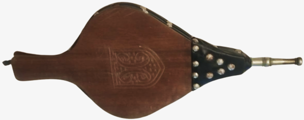 1960 MASİF AHŞAP ÜZERİ OYMALI VE KORUK KISMI  DERİDEN  KABARA CİVİLERLE YAPILMIŞ UC HAVA KISMI METAL EL İLE KULLANILAN ŞÖMÜNE YAKMA KÖRÜK