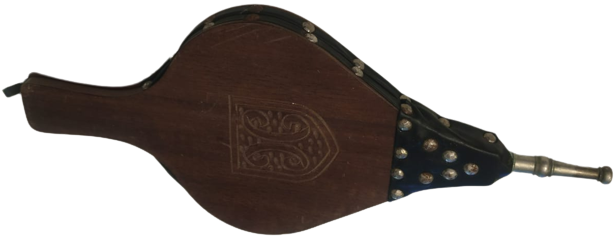 1960 MASİF AHŞAP ÜZERİ OYMALI VE KORUK KISMI  DERİDEN  KABARA CİVİLERLE YAPILMIŞ UC HAVA KISMI METAL EL İLE KULLANILAN ŞÖMÜNE YAKMA KÖRÜK