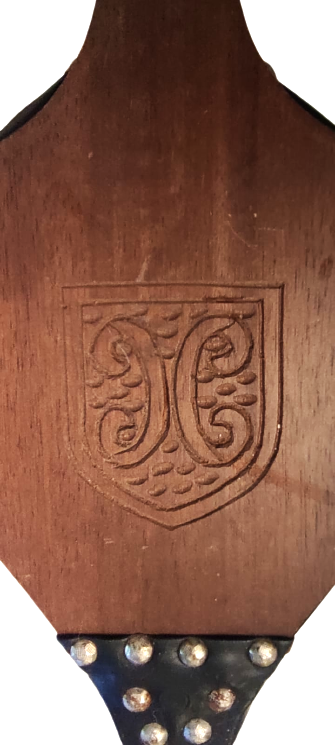 1960 MASİF AHŞAP ÜZERİ OYMALI VE KORUK KISMI  DERİDEN  KABARA CİVİLERLE YAPILMIŞ UC HAVA KISMI METAL EL İLE KULLANILAN ŞÖMÜNE YAKMA KÖRÜK