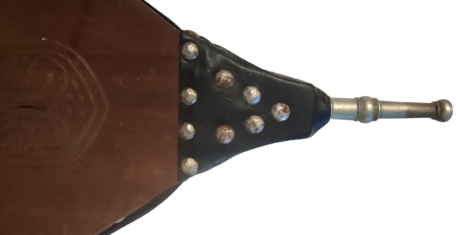 1960 MASİF AHŞAP ÜZERİ OYMALI VE KORUK KISMI  DERİDEN  KABARA CİVİLERLE YAPILMIŞ UC HAVA KISMI METAL EL İLE KULLANILAN ŞÖMÜNE YAKMA KÖRÜK