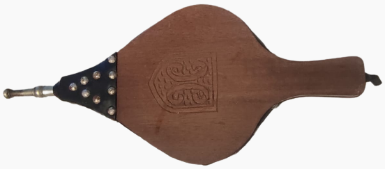 1960 MASİF AHŞAP ÜZERİ OYMALI VE KORUK KISMI  DERİDEN  KABARA CİVİLERLE YAPILMIŞ UC HAVA KISMI METAL EL İLE KULLANILAN ŞÖMÜNE YAKMA KÖRÜK