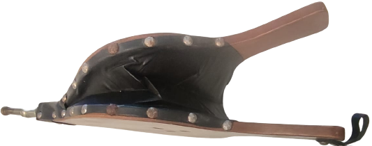 1960 MASİF AHŞAP ÜZERİ OYMALI VE KORUK KISMI  DERİDEN  KABARA CİVİLERLE YAPILMIŞ UC HAVA KISMI METAL EL İLE KULLANILAN ŞÖMÜNE YAKMA KÖRÜK