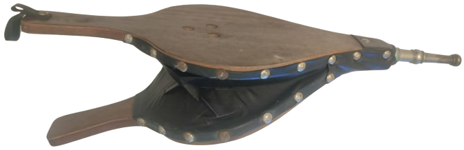 1960 MASİF AHŞAP ÜZERİ OYMALI VE KORUK KISMI  DERİDEN  KABARA CİVİLERLE YAPILMIŞ UC HAVA KISMI METAL EL İLE KULLANILAN ŞÖMÜNE YAKMA KÖRÜK