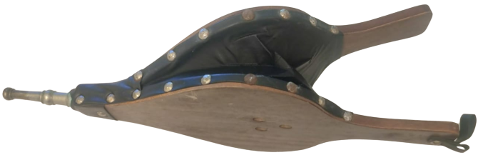 1960 MASİF AHŞAP ÜZERİ OYMALI VE KORUK KISMI  DERİDEN  KABARA CİVİLERLE YAPILMIŞ UC HAVA KISMI METAL EL İLE KULLANILAN ŞÖMÜNE YAKMA KÖRÜK