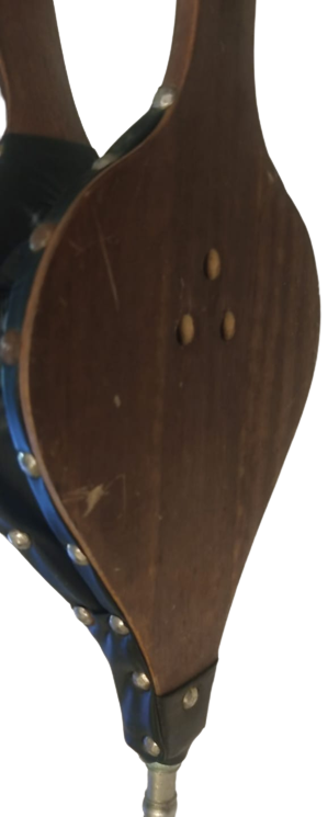 1960 MASİF AHŞAP ÜZERİ OYMALI VE KORUK KISMI  DERİDEN  KABARA CİVİLERLE YAPILMIŞ UC HAVA KISMI METAL EL İLE KULLANILAN ŞÖMÜNE YAKMA KÖRÜK