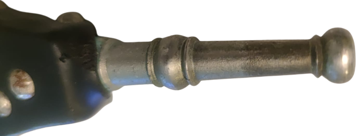 1960 MASİF AHŞAP ÜZERİ OYMALI VE KORUK KISMI  DERİDEN  KABARA CİVİLERLE YAPILMIŞ UC HAVA KISMI METAL EL İLE KULLANILAN ŞÖMÜNE YAKMA KÖRÜK