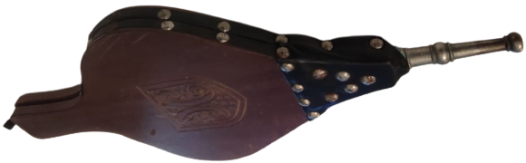 1960 MASİF AHŞAP ÜZERİ OYMALI VE KORUK KISMI  DERİDEN  KABARA CİVİLERLE YAPILMIŞ UC HAVA KISMI METAL EL İLE KULLANILAN ŞÖMÜNE YAKMA KÖRÜK