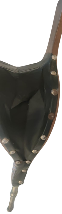 1960 MASİF AHŞAP ÜZERİ OYMALI VE KORUK KISMI  DERİDEN  KABARA CİVİLERLE YAPILMIŞ UC HAVA KISMI METAL EL İLE KULLANILAN ŞÖMÜNE YAKMA KÖRÜK