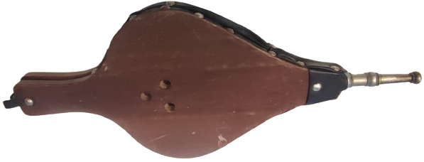 1960 MASİF AHŞAP ÜZERİ OYMALI VE KORUK KISMI  DERİDEN  KABARA CİVİLERLE YAPILMIŞ UC HAVA KISMI METAL EL İLE KULLANILAN ŞÖMÜNE YAKMA KÖRÜK