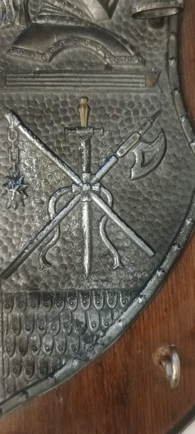 1469  KAPI GİRİŞ PANO ANAHTAR ASKILIGI ÜZERİNDE ROMA SAVAŞ ASKERLERİ VE ALETLERİ ELBİSELERİ ROLYEF KABARTMA  OLARAK  YAPILMIŞTIR