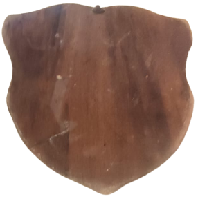 1469  KAPI GİRİŞ PANO ANAHTAR ASKILIGI ÜZERİNDE ROMA SAVAŞ ASKERLERİ VE ALETLERİ ELBİSELERİ ROLYEF KABARTMA  OLARAK  YAPILMIŞTIR