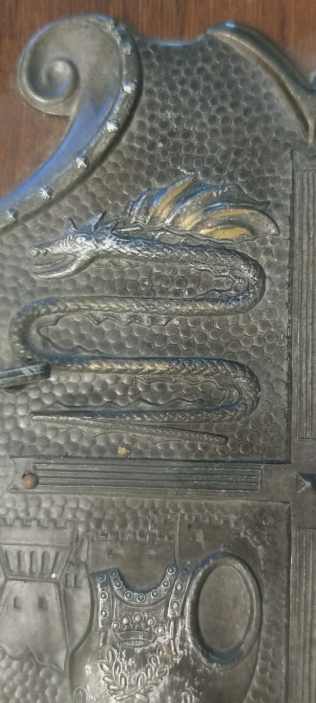 1469  KAPI GİRİŞ PANO ANAHTAR ASKILIGI ÜZERİNDE ROMA SAVAŞ ASKERLERİ VE ALETLERİ ELBİSELERİ ROLYEF KABARTMA  OLARAK  YAPILMIŞTIR