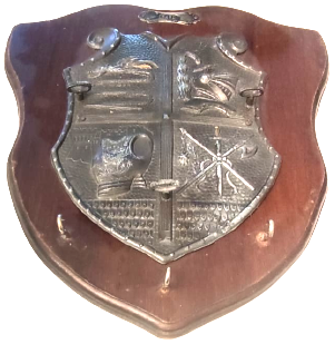 1469  KAPI GİRİŞ PANO ANAHTAR ASKILIGI ÜZERİNDE ROMA SAVAŞ ASKERLERİ VE ALETLERİ ELBİSELERİ ROLYEF KABARTMA  OLARAK  YAPILMIŞTIR