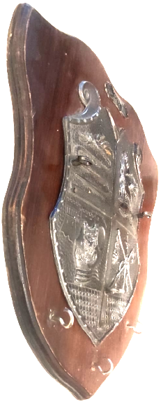 1469  KAPI GİRİŞ PANO ANAHTAR ASKILIGI ÜZERİNDE ROMA SAVAŞ ASKERLERİ VE ALETLERİ ELBİSELERİ ROLYEF KABARTMA  OLARAK  YAPILMIŞTIR