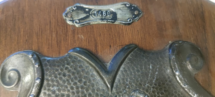 1469  KAPI GİRİŞ PANO ANAHTAR ASKILIGI ÜZERİNDE ROMA SAVAŞ ASKERLERİ VE ALETLERİ ELBİSELERİ ROLYEF KABARTMA  OLARAK  YAPILMIŞTIR