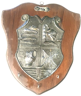 1469  KAPI GİRİŞ PANO ANAHTAR ASKILIGI ÜZERİNDE ROMA SAVAŞ ASKERLERİ VE ALETLERİ ELBİSELERİ ROLYEF KABARTMA  OLARAK  YAPILMIŞTIR