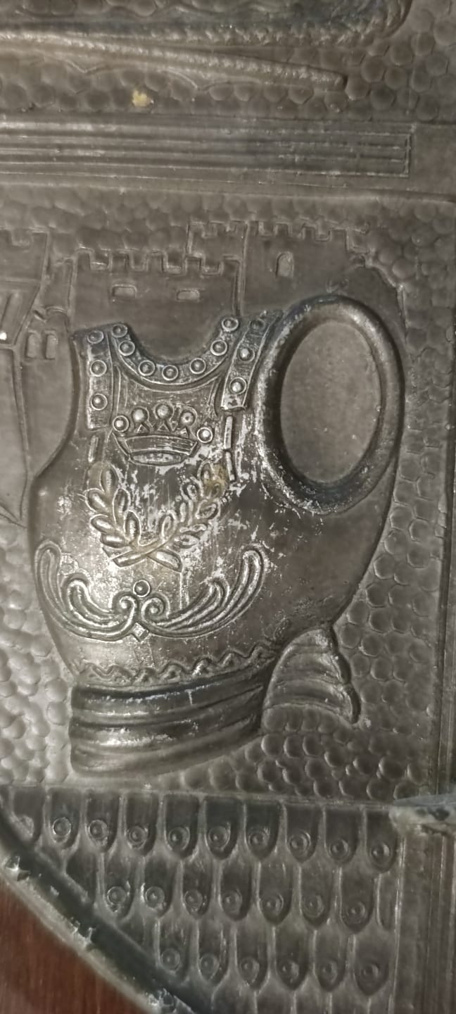 1469  KAPI GİRİŞ PANO ANAHTAR ASKILIGI ÜZERİNDE ROMA SAVAŞ ASKERLERİ VE ALETLERİ ELBİSELERİ ROLYEF KABARTMA  OLARAK  YAPILMIŞTIR