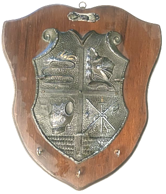 1469  KAPI GİRİŞ PANO ANAHTAR ASKILIGI ÜZERİNDE ROMA SAVAŞ ASKERLERİ VE ALETLERİ ELBİSELERİ ROLYEF KABARTMA  OLARAK  YAPILMIŞTIR