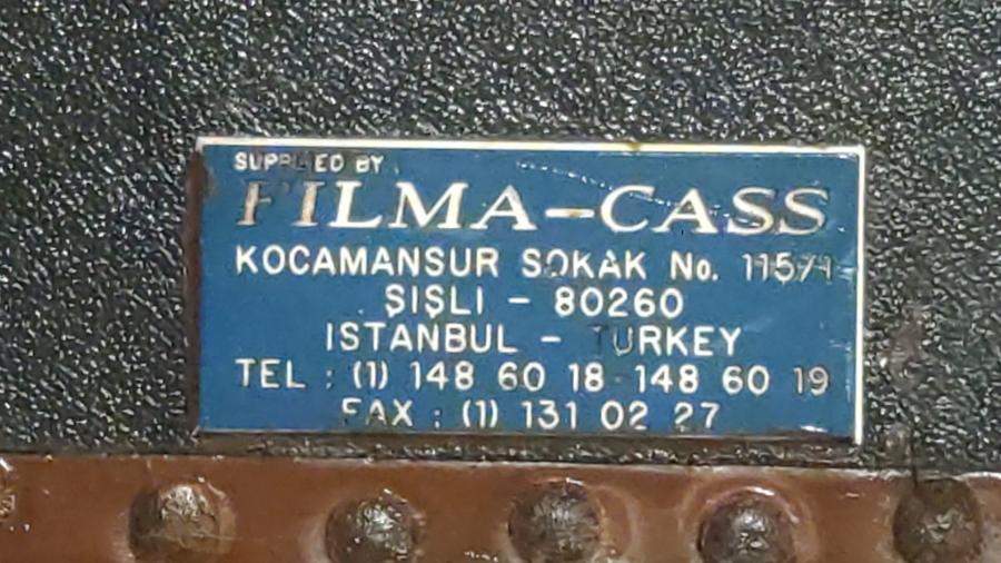 FİLMA CASS SİNEMA REKLAM FİLM CEKİMLERİNDE KULLANILAN KAMERE OBJEKTİF SANDIGI  SANDİK KENARLAR KABARA  ÜZERİNDE ETİKET