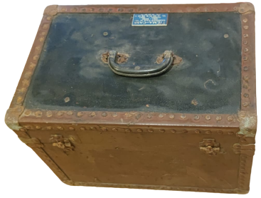 FİLMA CASS SİNEMA REKLAM FİLM CEKİMLERİNDE KULLANILAN KAMERE OBJEKTİF SANDIGI  SANDİK KENARLAR KABARA  ÜZERİNDE ETİKET