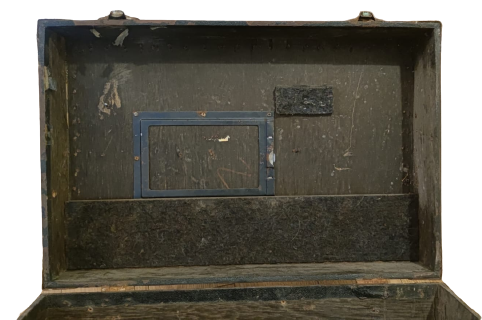 FİLMA CASS SİNEMA REKLAM FİLM CEKİMLERİNDE KULLANILAN KAMERE OBJEKTİF SANDIGI  SANDİK KENARLAR KABARA  ÜZERİNDE ETİKET