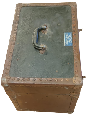 FİLMA CASS SİNEMA REKLAM FİLM CEKİMLERİNDE KULLANILAN KAMERE OBJEKTİF SANDIGI  SANDİK KENARLAR KABARA  ÜZERİNDE ETİKET