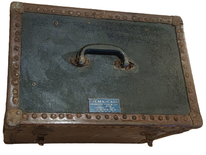 FİLMA CASS SİNEMA REKLAM FİLM CEKİMLERİNDE KULLANILAN KAMERE OBJEKTİF SANDIGI  SANDİK KENARLAR KABARA  ÜZERİNDE ETİKET