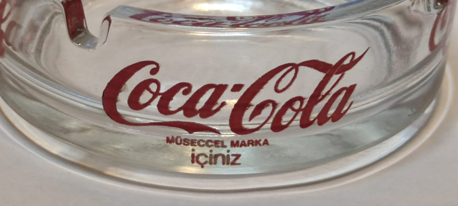 1990 COCA COLA KÜL TABLASI BEYAZ CAM ÜZERİNE KIRMIZI YAZILI YUVARLAK FORMDA SIGARA TABLASI 